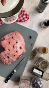 Lammbraten mit Piment d'Espelette und schwarzem Knoblauch Lammbraten Mit Schwarze Knoblauch 3 169x300