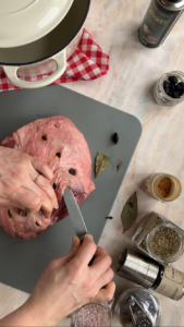 Lammbraten mit Piment d'Espelette und schwarzem Knoblauch Lammbraten Mit Schwarze Knoblauch 3a 169x300
