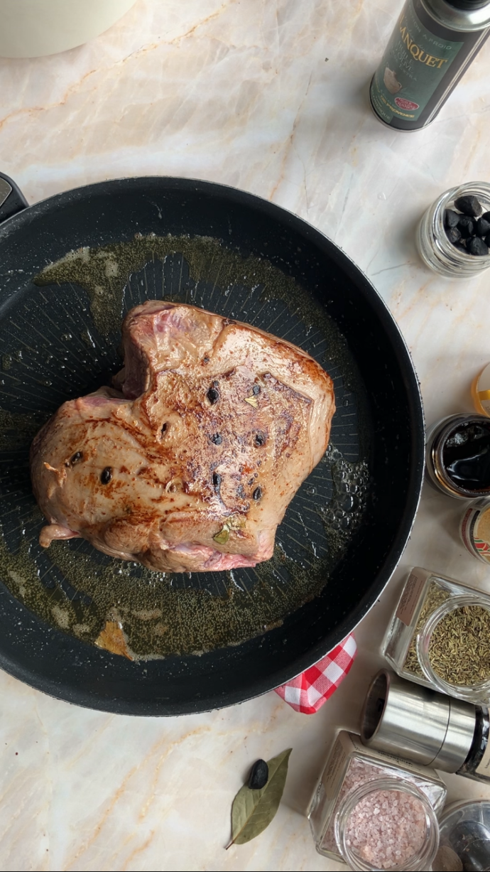 Lammbraten mit Piment d’Espelette und schwarzem Knoblauch Rezept