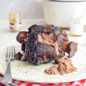 Lammbraten mit Piment d’Espelette und schwarzem Knoblauch