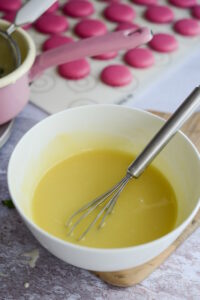 Macarons mit Eiweißpulver Flieder Macaron Füllung Rezept 3 200x300