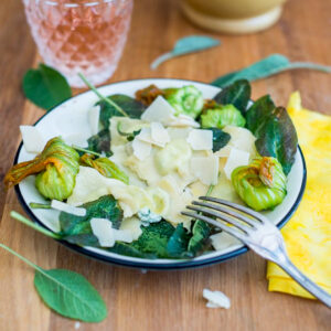 Ravioli mit Zucchiniblüten und Salbei