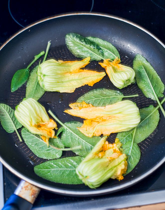 Ravioli mit Zucchiniblüten und Salbei Rezept