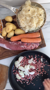 Choucroute mit Schweinemedaillons und Pilzen Choucroute Mit Schweinemedaillons Und Pilzen 2 169x300