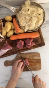 Choucroute mit Schweinemedaillons und Pilzen Choucroute Mit Schweinemedaillons Und Pilzen 3 169x300