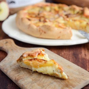 Tarte mit Camembert und Äpfeln