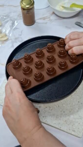 Schneemann-Pralinen mit Pekannüssen Pralinen Mit Pekannüsse Rezept 5 170x300