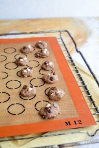 Triple Chocolate Cookies - extra zart Triple Chocolate Minis Cookies Extra Zart Backen 200x300