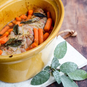 Schweinebraten mit Möhren und Salbei