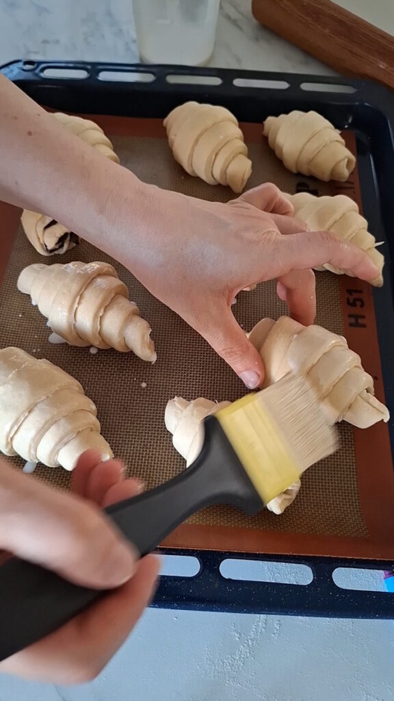 So gelingen dir Croissants wie vom französischen Bäcker! Croissant Mit Milch Pinseln 576x1024