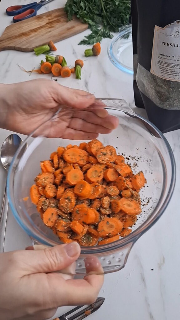 Gedünstete Möhren mit Persillade – einfache Beilage Rezept