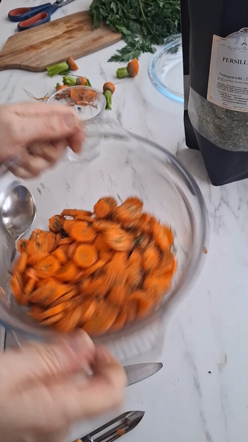 Gedünstete Möhren mit Persillade – einfache Beilage Rezept