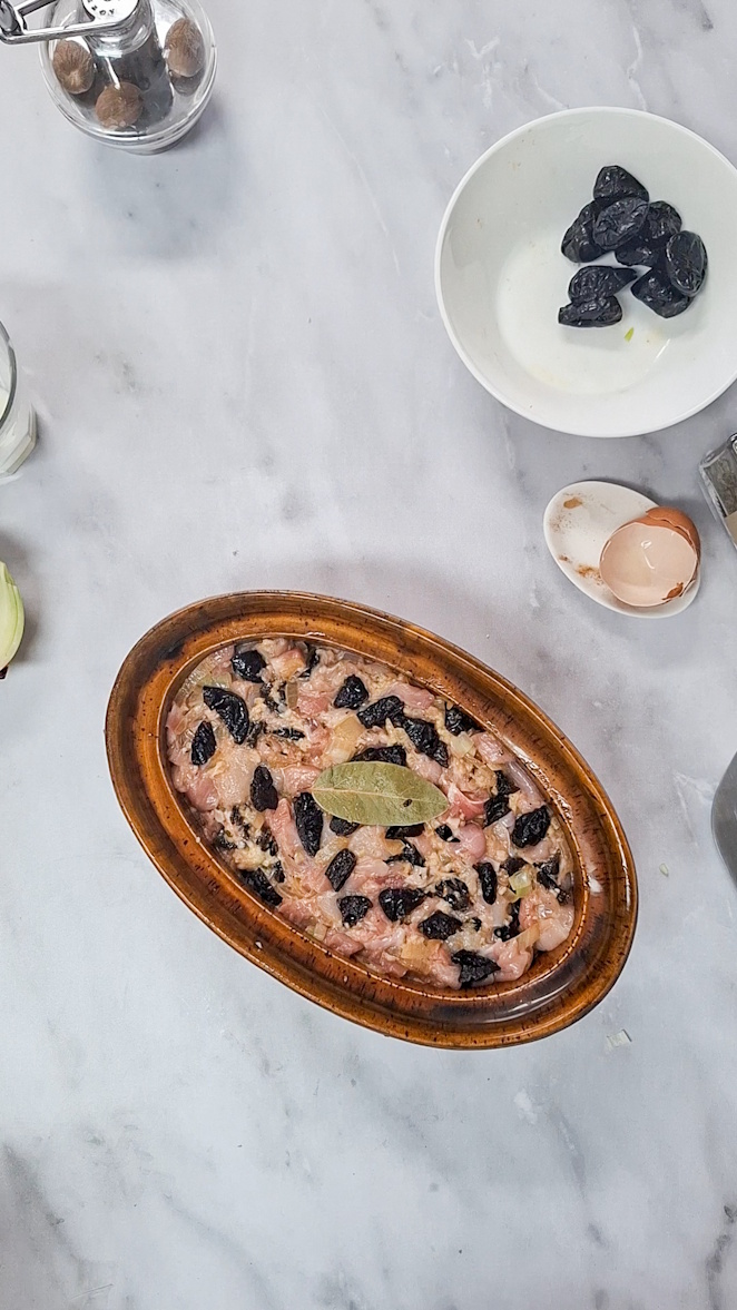 Kaninchenterrine mit Pflaumen Rezept Kaninchenterrine mit Pflaumen Rezept