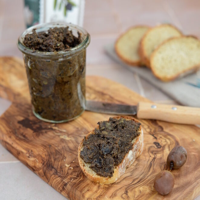 Vegane Tapenade mit schwarzen Oliven