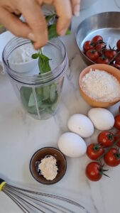 Tomaten Clafoutis Herzhaftes Clafoutis Schritt 2 Zutaten Vorbereiten Basilikum Zufügen 169x300