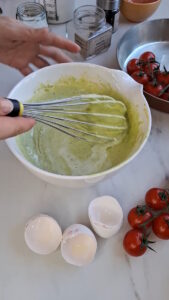 Tomaten Clafoutis Tomaten Clafoutis Herzhaftes Clafoutis Schritt 20 Grünen Teig Verquirlen Schüssel 169x300