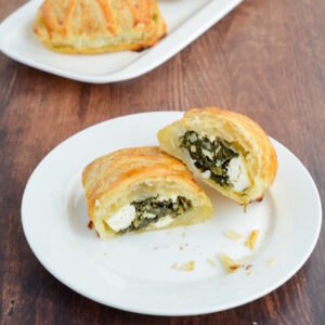 Knusprige Spinat-Taschen mit Blätterteig für Kinder