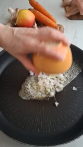 Blanquette de Poulet mit Äpfeln - Hähnchenfrikassée französischer Art Blanqütte De Poulet Mit Aepfeln Hähnchenfrikassee Rezept 1 169x300