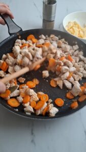 Blanquette de Poulet mit Äpfeln - Hähnchenfrikassée französischer Art Blanqütte De Poulet Mit Aepfeln Hähnchenfrikassee Rezept 12 169x300