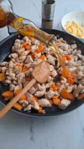 Blanquette de Poulet mit Äpfeln - Hähnchenfrikassée französischer Art Blanqütte De Poulet Mit Aepfeln Hähnchenfrikassee Rezept 13 169x300