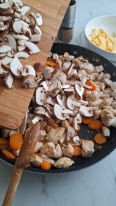 Blanquette de Poulet mit Äpfeln - Hähnchenfrikassée französischer Art Blanqütte De Poulet Mit Aepfeln Hähnchenfrikassee Rezept 14 169x300