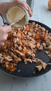 Blanquette de Poulet mit Äpfeln - Hähnchenfrikassée französischer Art Blanqütte De Poulet Mit Aepfeln Hähnchenfrikassee Rezept 15 169x300