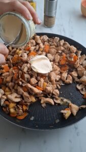 Blanquette de Poulet mit Äpfeln - Hähnchenfrikassée französischer Art Blanqütte De Poulet Mit Aepfeln Hähnchenfrikassee Rezept 16 169x300