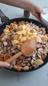 Blanquette de Poulet mit Äpfeln - Hähnchenfrikassée französischer Art Blanqütte De Poulet Mit Aepfeln Hähnchenfrikassee Rezept 17 169x300