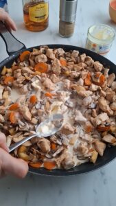 Blanquette de Poulet mit Äpfeln - Hähnchenfrikassée französischer Art Blanqütte De Poulet Mit Aepfeln Hähnchenfrikassee Rezept 18 169x300