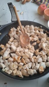 Blanquette de Poulet mit Äpfeln - Hähnchenfrikassée französischer Art Blanqütte De Poulet Mit Aepfeln Hähnchenfrikassee Rezept 6 169x300