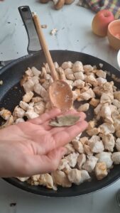 Blanquette de Poulet mit Äpfeln - Hähnchenfrikassée französischer Art Blanqütte De Poulet Mit Aepfeln Hähnchenfrikassee Rezept 7 169x300