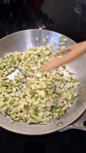 Gefüllte Tomaten mit Couscous und Sommergemüse – einfaches, vegetarisches Sommerrezept Gefüllte Tomaten Mit Couscous Und Sommergemüse 9 169x300
