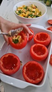 Gefüllte Tomaten mit Couscous und Sommergemüse – einfaches, vegetarisches Sommerrezept Gefüllte Tomaten Vegetarisches 11 169x300