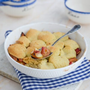 Pfirsich-Cobbler mit Palets bretons – englisches Dessert mit bretonischem Flair