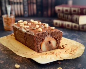 Saftiger Schokokuchen mit Birnen und Haselnüssen