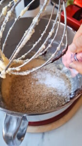 Saftiger Schokokuchen mit Birnen und Haselnüssen Schokoladenkuchen Mit Birnen Und Haselnüssen Rezept 3 169x300