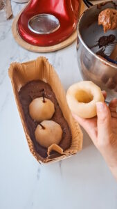 Saftiger Schokokuchen mit Birnen und Haselnüssen Schokoladenkuchen Mit Birnen Und Haselnüssen Rezept 6 169x300