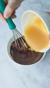 Mousse au Chocolat mit Apfelmus - einfaches Rezept mit nur zwei Zutaten Mousse Au Chocolat Vegan Rezept Schnell Ohne Ei Nur Mit Schokolade Und Apfelmus 4 172x300