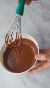 Mousse au Chocolat mit Apfelmus - einfaches Rezept mit nur zwei Zutaten Mousse Au Chocolat Vegan Rezept Schnell Ohne Ei Nur Mit Schokolade Und Apfelmus 5 172x300