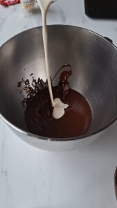 3-Schokoladen-Bûche de Noël - gefrorene Weihnachtstorte 3 Schokoladen Buche De Nöl Gefrorene Weihnachtstorte Einfach Machen 3 169x300