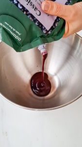 Cassis-Meringue – intensives Baiser mit schwarzer Johannisbeere Baiser Mit Cassispürree Rezept 169x300