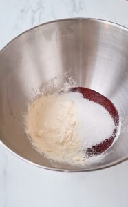 Cassis-Meringue – intensives Baiser mit schwarzer Johannisbeere Baiser Mit Cassispürree Rezept 3 186x300