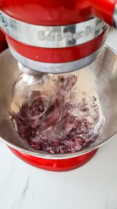Cassis-Meringue – intensives Baiser mit schwarzer Johannisbeere Baiser Mit Cassispürree Rezept 5 169x300