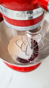 Cassis-Meringue – intensives Baiser mit schwarzer Johannisbeere Baiser Mit Cassispürree Rezept6 169x300