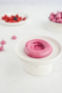 Cassis-Meringue – intensives Baiser mit schwarzer Johannisbeere Baiser Mit Schwarzer Johannisbeere Cassis Meringü Rezept 1 200x300