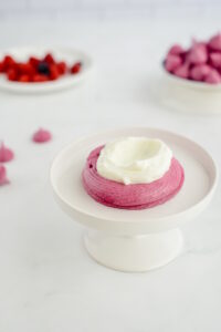 Cassis-Meringue – intensives Baiser mit schwarzer Johannisbeere Baiser Mit Schwarzer Johannisbeere Cassis Meringü Rezept 2 200x300