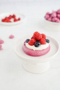 Cassis-Meringue – intensives Baiser mit schwarzer Johannisbeere Baiser Mit Schwarzer Johannisbeere Cassis Meringü Rezept 3 200x300