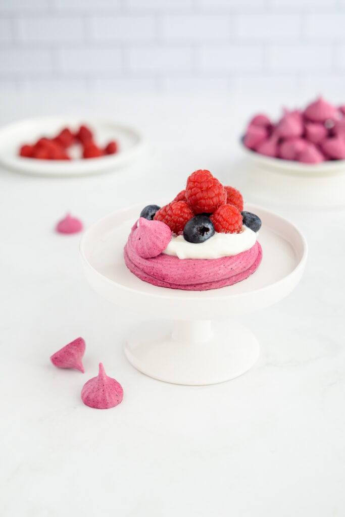 Cassis-Meringue – intensives Baiser mit schwarzer Johannisbeere Baiser Mit Schwarzer Johannisbeere Cassis Meringü Rezept 4 683x1024