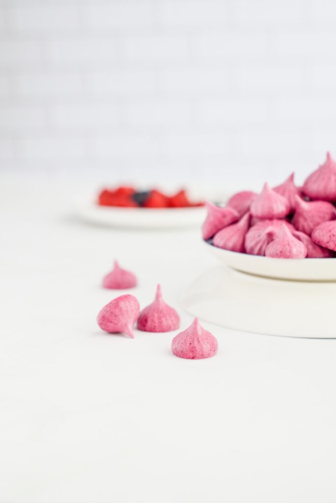 Cassis-Meringue – intensives Baiser mit schwarzer Johannisbeere Cassis Meringü Baiser Mit Schwarzer Johannisbeere 684x1024