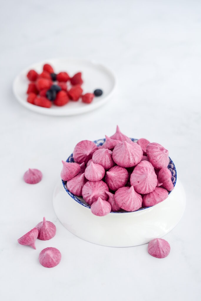 Cassis-Meringue – intensives Baiser mit schwarzer Johannisbeere Cassis Meringü Intensives Baiser Mit Schwarzer Johannisbeere 683x1024